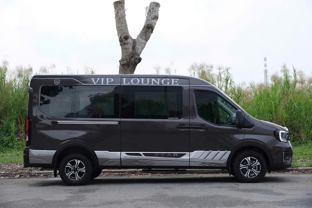 Hyundai Universe màu trắng